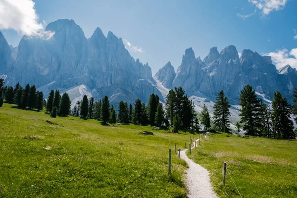 Geisler Alm, Dolomitas Italia, senderismo en las montañas de Val Di Funes en Dolomitas italianas, Parque natural Geisler-Puez con Geisler Alm en Tirol del Sur —  Fotos de Stock