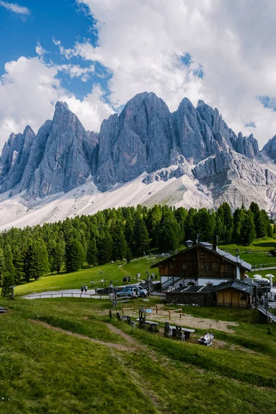 Geisler Alm, Dolomites Italy 、イタリアのドロミテのヴァル・ディ・フネス山のハイキング、南チロルのGeisler Almと自然公園Geisler-Puez — ストック写真