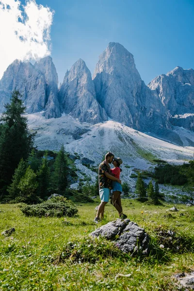 Geisler Alm, Dolomitler İtalya, İtalya Dolomitler 'de Val Di Funes dağlarında yürüyüş, Geisler Alm ile Doğa Park Geisler-Puez Güney Tyrol' de — Stok fotoğraf