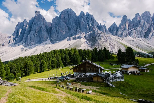 Geisler Alm, Dolomity Itálie, turistika v horách Val Di Funes v italských Dolomitách, Přírodní park Geisler-Puez s Geisler Alm v jižním Tyrolsku — Stock fotografie