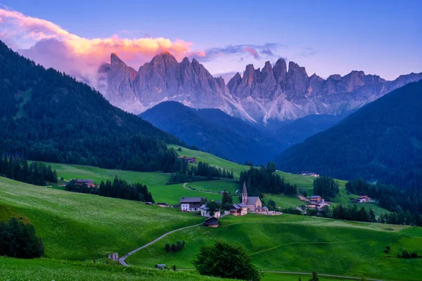 Val di Funes 'deki Santa Magdalena köyü İtalyan Dolomitleri üzerinde. Arka planında renkli ağaçlar ve Odle Dağı grubu olan vadinin sonbahar manzarası. İtalya