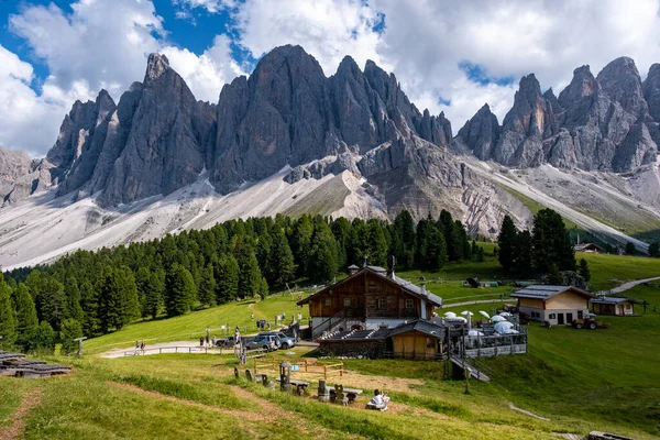 Geisler Alm, Dolomity Itálie, turistika v horách Val Di Funes v italských Dolomitách, Přírodní park Geisler-Puez s Geisler Alm v jižním Tyrolsku — Stock fotografie