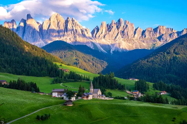 イタリアのドロミテのヴァル・ディ・フネスにあるサンタ・マグダレナ村。背景にカラフルな木々やOdle山のグループと渓谷の秋の景色。イタリア — ストック写真