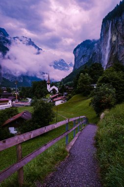 Lauterbrunnen Vadisi, Lauterbrunnen Köyü, Staubbach Sonbaharı ve İsviçre Alpleri 'ndeki Lauterbrunnen Duvarı..