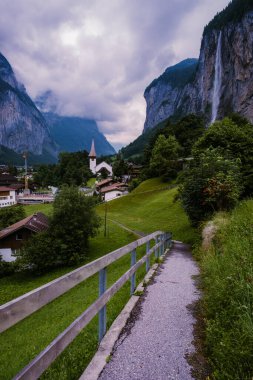 Lauterbrunnen Vadisi, Lauterbrunnen Köyü, Staubbach Sonbaharı ve İsviçre Alpleri 'ndeki Lauterbrunnen Duvarı..