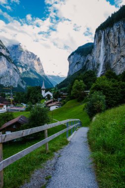Lauterbrunnen Vadisi, Lauterbrunnen Köyü, Staubbach Sonbaharı ve İsviçre Alpleri 'ndeki Lauterbrunnen Duvarı..
