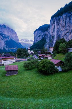 Lauterbrunnen Vadisi, Lauterbrunnen Köyü, Staubbach Sonbaharı ve İsviçre Alpleri 'ndeki Lauterbrunnen Duvarı..
