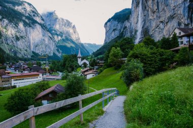 Lauterbrunnen Vadisi, Lauterbrunnen Köyü, Staubbach Sonbaharı ve İsviçre Alpleri 'ndeki Lauterbrunnen Duvarı..