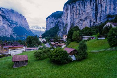 Lauterbrunnen Vadisi, Lauterbrunnen Köyü, Staubbach Sonbaharı ve İsviçre Alpleri 'ndeki Lauterbrunnen Duvarı..