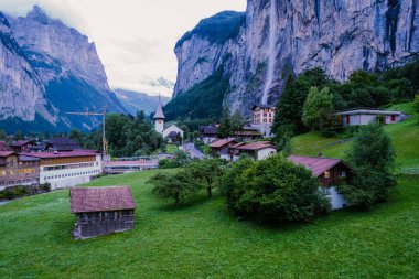 Lauterbrunnen Vadisi, Lauterbrunnen Köyü, Staubbach Sonbaharı ve İsviçre Alpleri 'ndeki Lauterbrunnen Duvarı..
