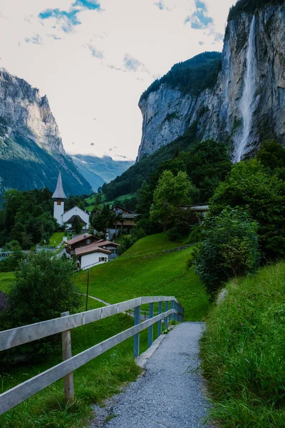 Lauterbrunnen Valley, village of Lauterbrunnen, the Staubbach Fall, and the Lauterbrunnen Wall in Swiss Alps, Ελβετία. — Φωτογραφία Αρχείου