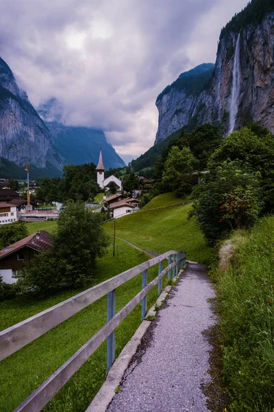 Lauterbrunnen Valley, village of Lauterbrunnen, the Staubbach Fall, and the Lauterbrunnen Wall in Swiss Alps, Switzerland. — стоковое фото