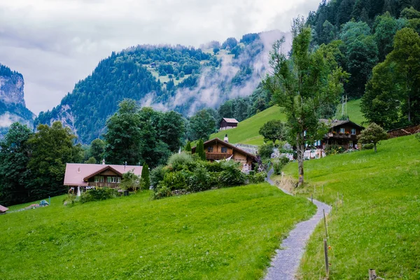 Lauterbrunnental, Dorf Lauterbrunnen, der Staubbachfall und die Lauterbrunnenwand in den Schweizer Alpen, Schweiz. — Stockfoto