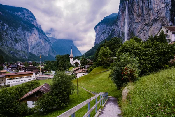 Lauterbrunnen Valley, village of Lauterbrunnen, the Staubbach Fall, and the Lauterbrunnen Wall in Swiss Alps, Switzerland. — стоковое фото