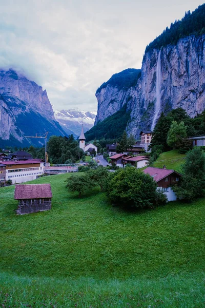 Valle de Lauterbrunnen, pueblo de Lauterbrunnen, la caída de Staubbach y la muralla de Lauterbrunnen en los Alpes suizos, Suiza. —  Fotos de Stock
