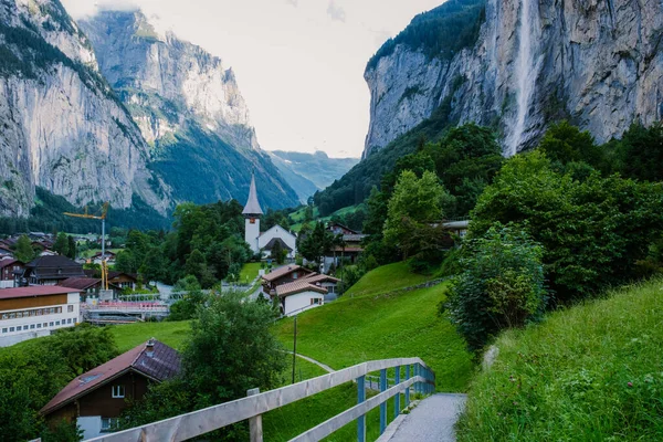 Lauterbrunnen Valley, village of Lauterbrunnen, the Staubbach Fall, and the Lauterbrunnen Wall in Swiss Alps, Ελβετία. — Φωτογραφία Αρχείου