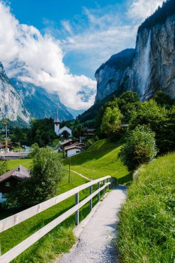 Lauterbrunnen Vadisi, Lauterbrunnen Köyü, Staubbach Sonbaharı ve İsviçre Alpleri 'ndeki Lauterbrunnen Duvarı..