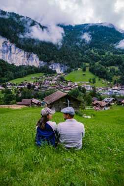 Lauterbrunnen Vadisi, Lauterbrunnen Köyü, Staubbach Sonbaharı ve İsviçre Alpleri 'ndeki Lauterbrunnen Duvarı..