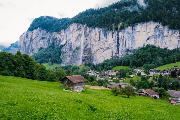 Lauterbrunnen dalen, byn Lauterbrunnen, Staubbach fallet, och Lauterbrunnen muren i schweiziska Alperna, Schweiz. — Stockfoto