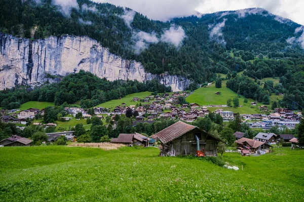 Lauterbrunnen Valley, village of Lauterbrunnen, the Staubbach Fall, and the Lauterbrunnen Wall in Swiss Alps, Switzerland. — стоковое фото