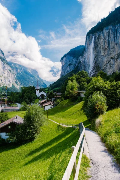 Valle de Lauterbrunnen, pueblo de Lauterbrunnen, la caída de Staubbach y la muralla de Lauterbrunnen en los Alpes suizos, Suiza. —  Fotos de Stock