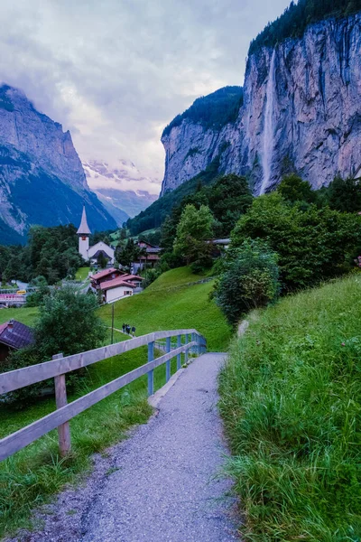 Lauterbrunnen Valley, village of Lauterbrunnen, the Staubbach Fall, and the Lauterbrunnen Wall in Swiss Alps, Switzerland. — стоковое фото