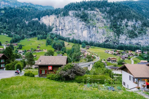 Lauterbrunnen Valley, village of Lauterbrunnen, the Staubbach Fall, and the Lauterbrunnen Wall in Swiss Alps, Ελβετία. — Φωτογραφία Αρχείου