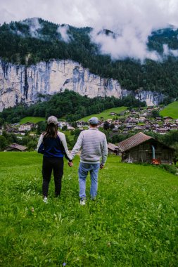 Lauterbrunnen Vadisi, Lauterbrunnen Köyü, Staubbach Sonbaharı ve İsviçre Alpleri 'ndeki Lauterbrunnen Duvarı..