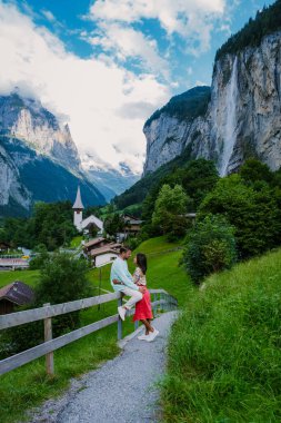 Lauterbrunnen Vadisi, Lauterbrunnen Köyü, Staubbach Sonbaharı ve İsviçre Alpleri 'ndeki Lauterbrunnen Duvarı..