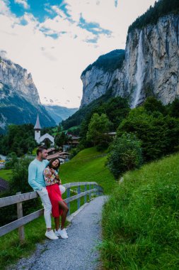 Lauterbrunnen Vadisi, Lauterbrunnen Köyü, Staubbach Sonbaharı ve İsviçre Alpleri 'ndeki Lauterbrunnen Duvarı..