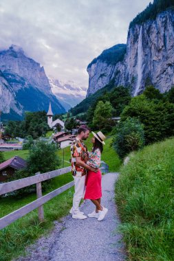 Lauterbrunnen Vadisi, Lauterbrunnen Köyü, Staubbach Sonbaharı ve İsviçre Alpleri 'ndeki Lauterbrunnen Duvarı..