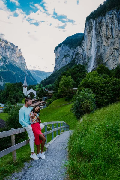 Lauterbrunnen Valley, village of Lauterbrunnen, the Staubbach Fall, and the Lauterbrunnen Wall in Swiss Alps, Switzerland. — стоковое фото