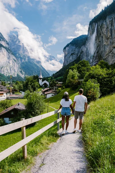 Lauterbrunnen valley, village of Lauterbrunnen, the Staubbach Fall, and the Lauterbrunnen Wall in Swiss Alps, Switzerland. — Stock Photo, Image