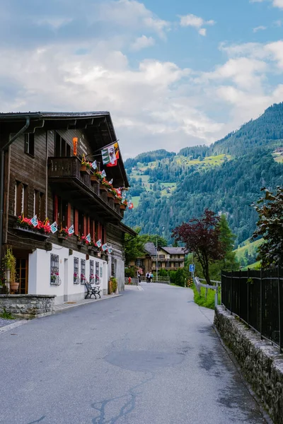 Lauterbrunnen valley, village of Lauterbrunnen, the Staubbach Fall, and the Lauterbrunnen Wall in Swiss Alps, Switzerland. — Stock Photo, Image