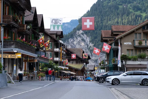 Lauterbrunnen valley, village of Lauterbrunnen, the Staubbach Fall, and the Lauterbrunnen Wall in Swiss Alps, Switzerland. — Stock Photo, Image