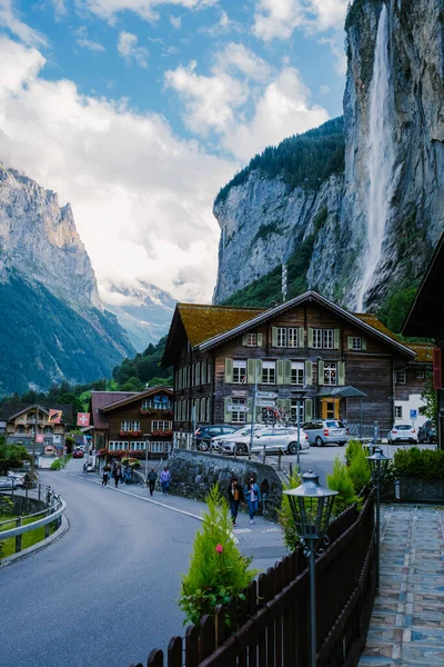 Lauterbrunnen valley, village of Lauterbrunnen, the Staubbach Fall, and the Lauterbrunnen Wall in Swiss Alps, Switzerland. — Stock Photo, Image