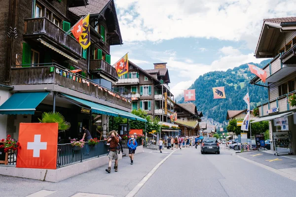 Lauterbrunnen völgy, Lauterbrunnen falu, a Staubbach vízesés, és a Lauterbrunnen fal a svájci Alpokban, Svájcban. — Stock Fotó