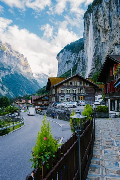 Lauterbrunnen valley, village of Lauterbrunnen, the Staubbach Fall, and the Lauterbrunnen Wall in Swiss Alps, Switzerland. — Stock Photo, Image