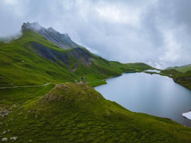 Grindelwald, İsviçre Grindelwald. Arka planda Mattenberg 'in parçaları, Bachalpsee Gölü' nün yukarısında Bernese sıradağları var. En yüksek tepeler Eiger, Jungfrau ve Faulhorn ünlü yerlerdedir. İsviçre Alpleri