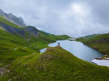 Grindelwald, İsviçre Grindelwald. Arka planda Mattenberg 'in parçaları, Bachalpsee Gölü' nün yukarısında Bernese sıradağları var. En yüksek tepeler Eiger, Jungfrau ve Faulhorn ünlü yerlerdedir. İsviçre Alpleri