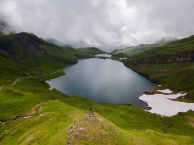 Grindelwald, İsviçre Grindelwald. Arka planda Mattenberg 'in parçaları, Bachalpsee Gölü' nün yukarısında Bernese sıradağları var. En yüksek tepeler Eiger, Jungfrau ve Faulhorn ünlü yerlerdedir. İsviçre Alpleri