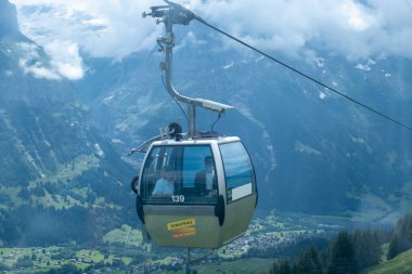 Grindelwald, İsviçre Grindelwald. Arka planda Mattenberg 'in parçaları, Bachalpsee Gölü' nün yukarısında Bernese sıradağları var. En yüksek tepeler Eiger, Jungfrau ve Faulhorn ünlü yerlerdedir. İsviçre Alpleri