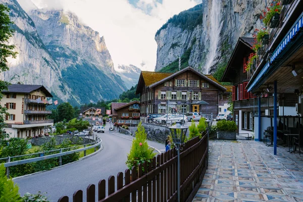 Lauterbrunnen valley, village of Lauterbrunnen, the Staubbach Fall, and the Lauterbrunnen Wall in Swiss Alps, Switzerland. — Stock Photo, Image