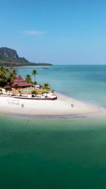 Koh Mook, Tayland 'da huzur dolu bir sahil manzarası yaşayın. Kristal berrak sular yumuşak kumlara doğru döner, rahatlamak için mükemmel bir yer sunar..