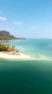 Tayland kıyı şeridinin nefes kesici güzelliğine tanık olun, yumuşak beyaz kumlar, kristal berrak sular, ve yemyeşil. Bu tropik cennette güneşin altında huzurlu anlar yaşayın Koh Mook.