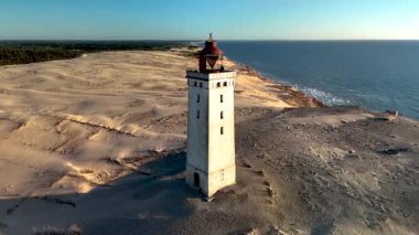 Nefes kesici Rubjerknudde Deniz fenerini keşfedin, Danimarka 'nın güzel kıyı şeridine karşı dimdik durun..