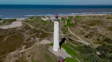 Lyngvig Deniz Feneri Danimarka 'da Kuzey Denizi' nin arka planına gururla karşı durmaktadır. Çarpıcı kıyı manzarası, kum tepeleri ve yeşillikleri barındırıyor ve sakin bir atmosfer yaratıyor..
