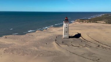 Güzel Rubjerknudde deniz fenerini ziyaret edin, Danimarka manzaralı sahil şeridine karşı dik durun..