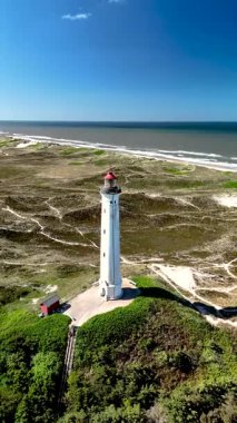 İkonik Lyngvig Deniz fenerini keşfedin. Görkemli bir şekilde Danimarka 'nın sakin kıyı şeridine karşı durmaktadır..