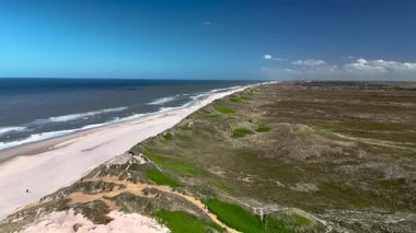 Lyngvig Deniz feneri yakınlarındaki kıyı şeridinin nefes kesici manzarası, berrak mavi gökyüzü altında sakin plajların yemyeşil manzaralarla buluştuğu yer. Doğa aşıkları için mükemmel..